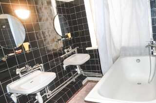 Отель Отель Жовтневый Днепр Кровать в общем 6-местном номере-1