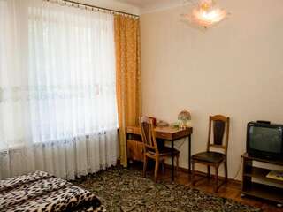 Отель Отель Жовтневый Днепр Двухместный номер эконом-класса с 2 отдельными кроватями-1